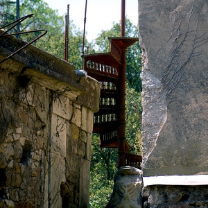 Escalier solitaire en métal au milieu de ruines - France  - collection de photos clin d'oeil, catégorie rues